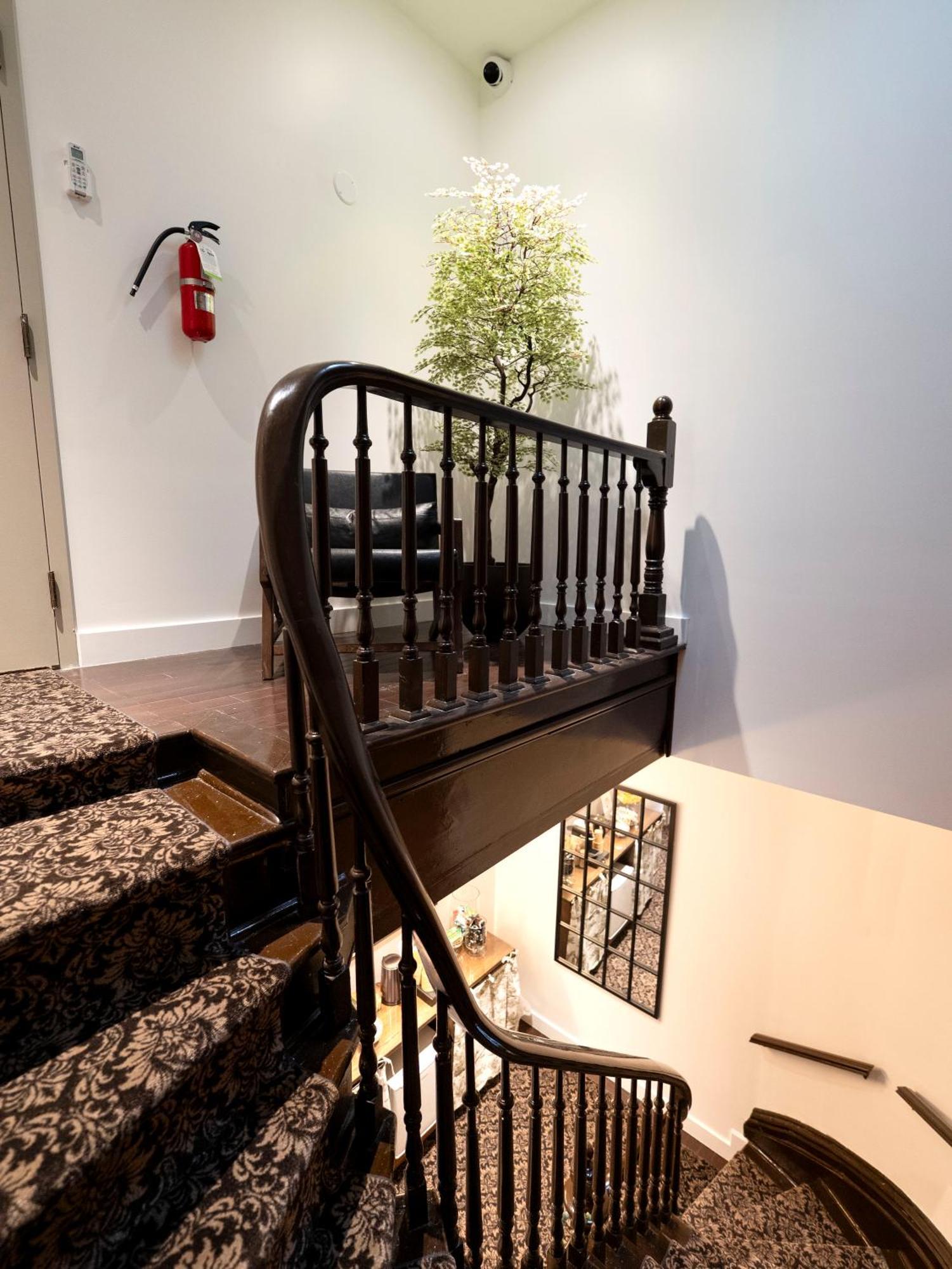 Self Check-In Boutique Hotel - Quartier Latin - Room 201 Монреал Екстериор снимка