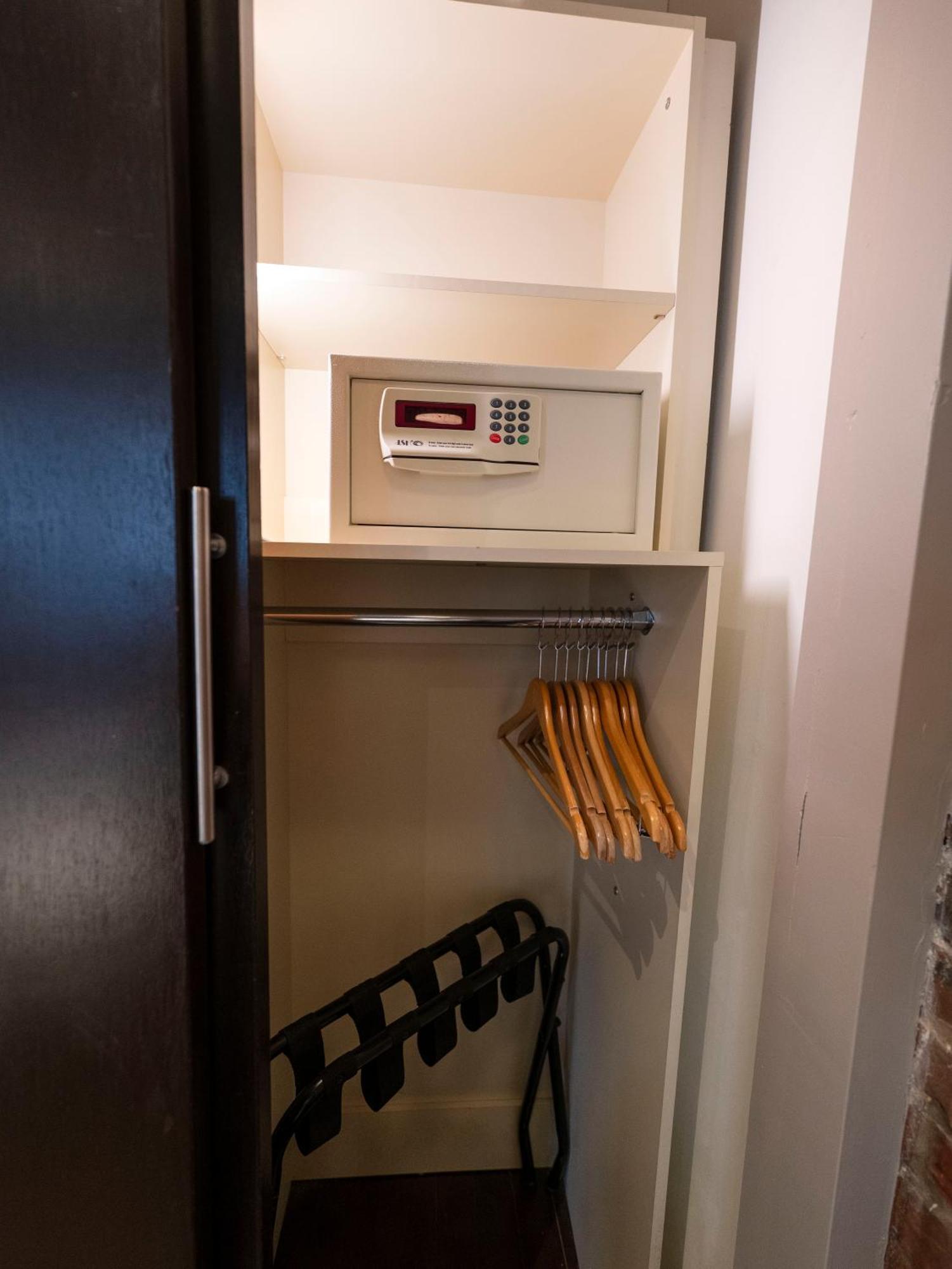 Self Check-In Boutique Hotel - Quartier Latin - Room 201 Монреал Екстериор снимка