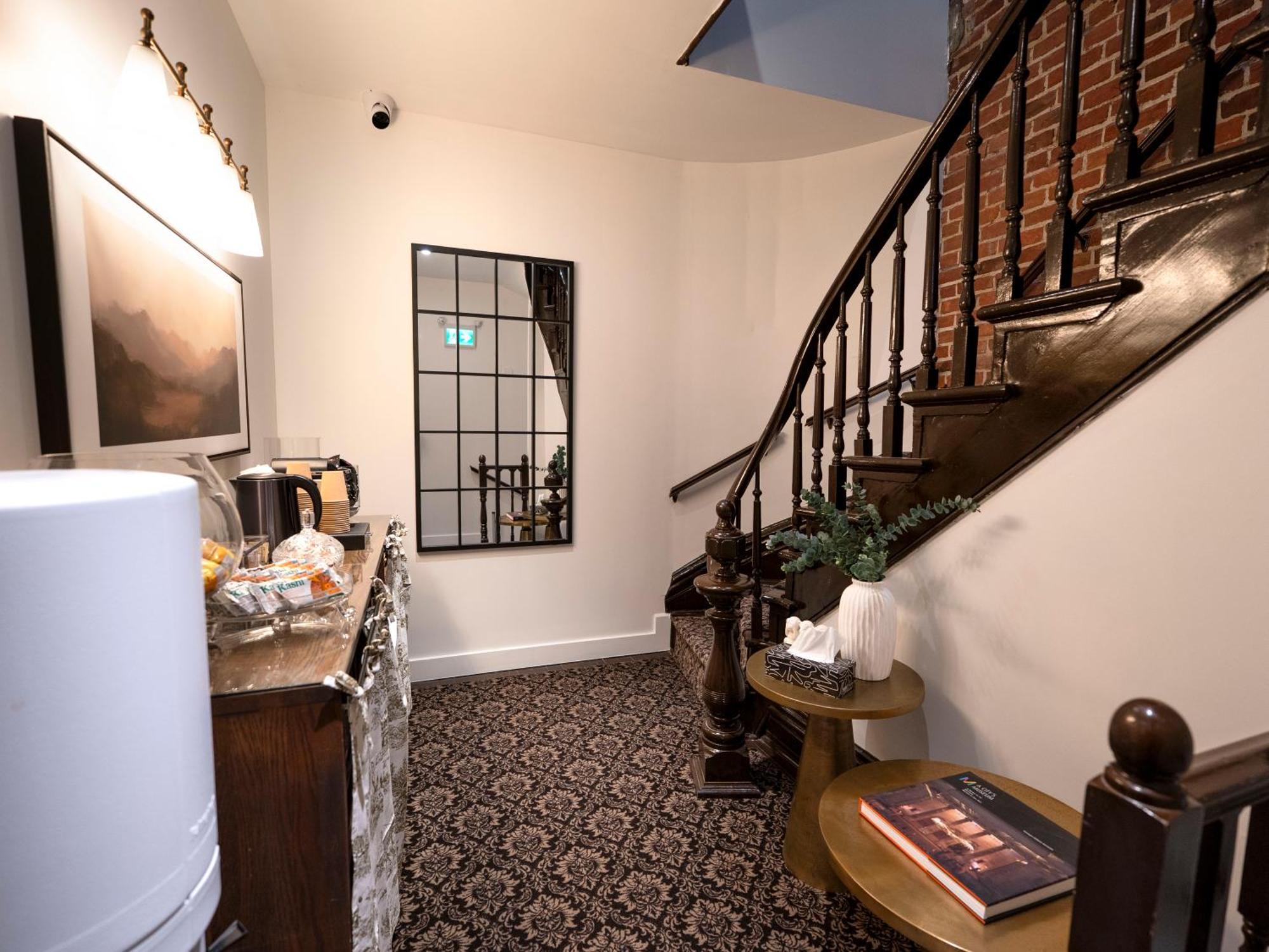 Self Check-In Boutique Hotel - Quartier Latin - Room 201 Монреал Екстериор снимка