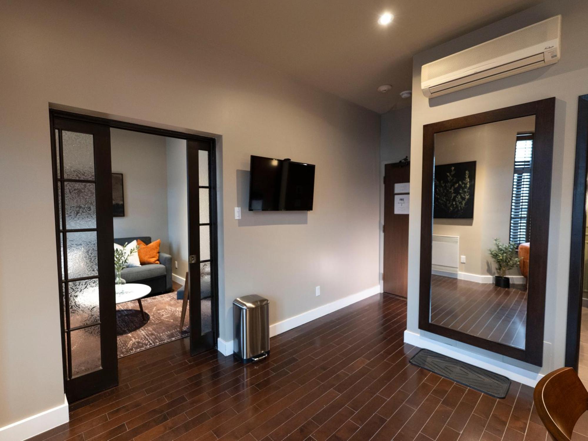 Self Check-In Boutique Hotel - Quartier Latin - Room 201 Монреал Екстериор снимка